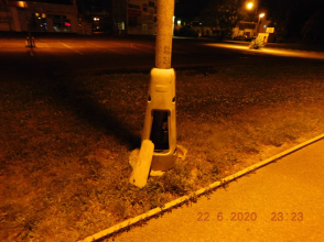 Bavil se kopáním do lampy veřejného osvětlení