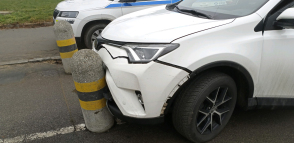 Koukala do navigace, pak nabourala do sloupku na cyklostezce