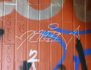 Popsal zeď, zachytila jej kamera